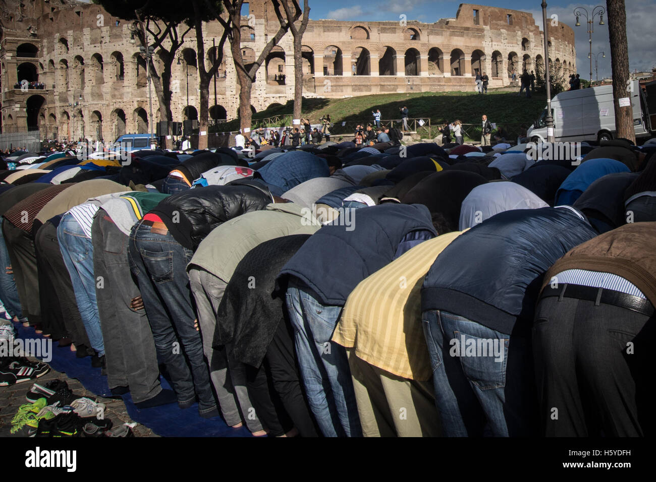 Rom, Italien. 21. Oktober 2016.  Muslime besuchen Freitagsgebet während einer Demonstration in der Nähe von Roms antike Kolosseum in Rom, Italien. Die muslimische Gemeinschaft nehmen zu Straßen, zu beten und zu protestieren gegen die angebliche Schließung von der Polizei der inoffizielle Orte der Anbetung in der Stadt. Bildnachweis: Andrea Ronchini/Alamy Live-Nachrichten Stockfoto