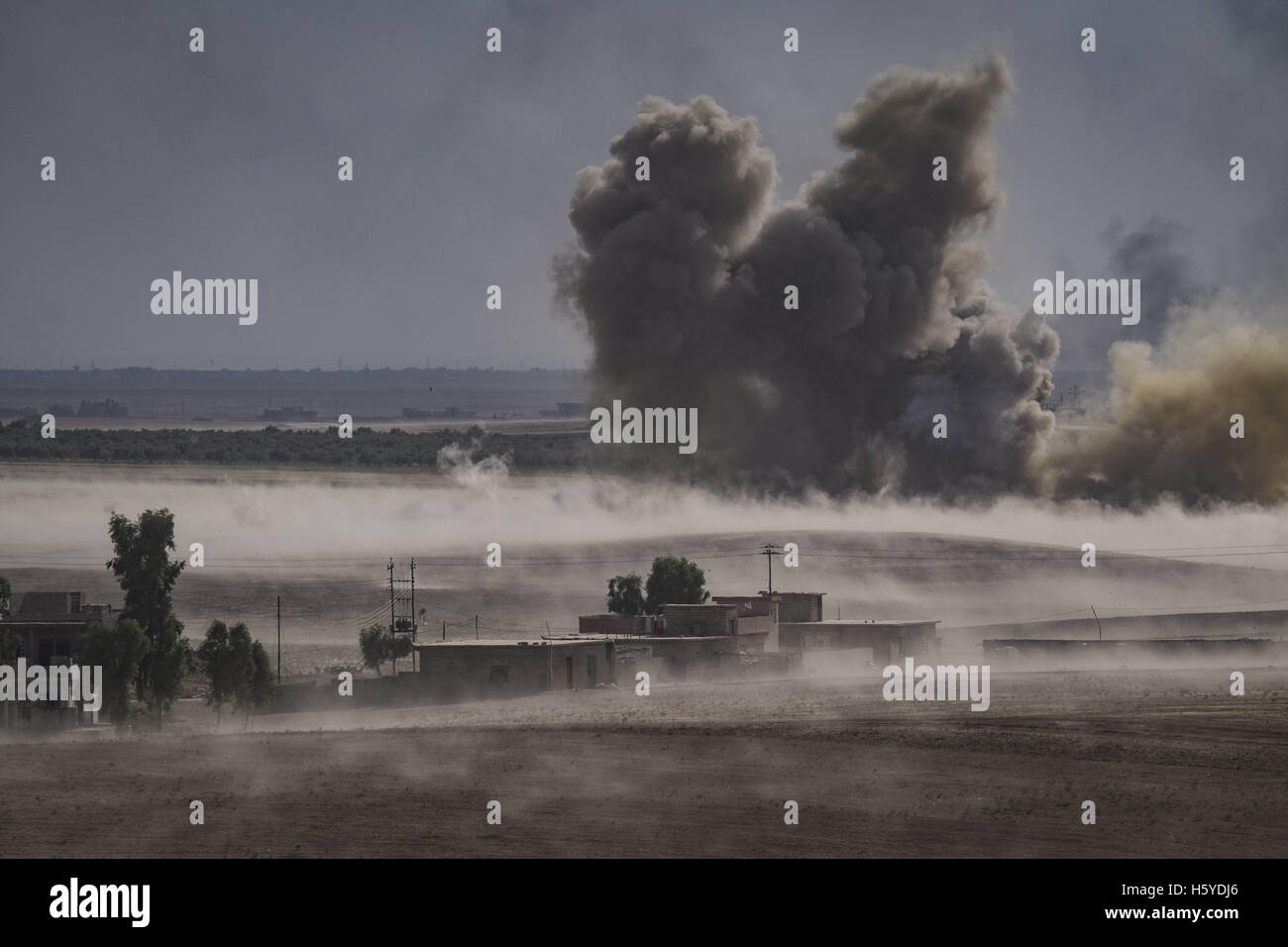 Ninive Governorate, Irak. 21. Oktober 2016. Koalition Luftangriff auf Tel Kaif. Bildnachweis: Bertalan Feher/ZUMA Draht/Alamy Live-Nachrichten Stockfoto
