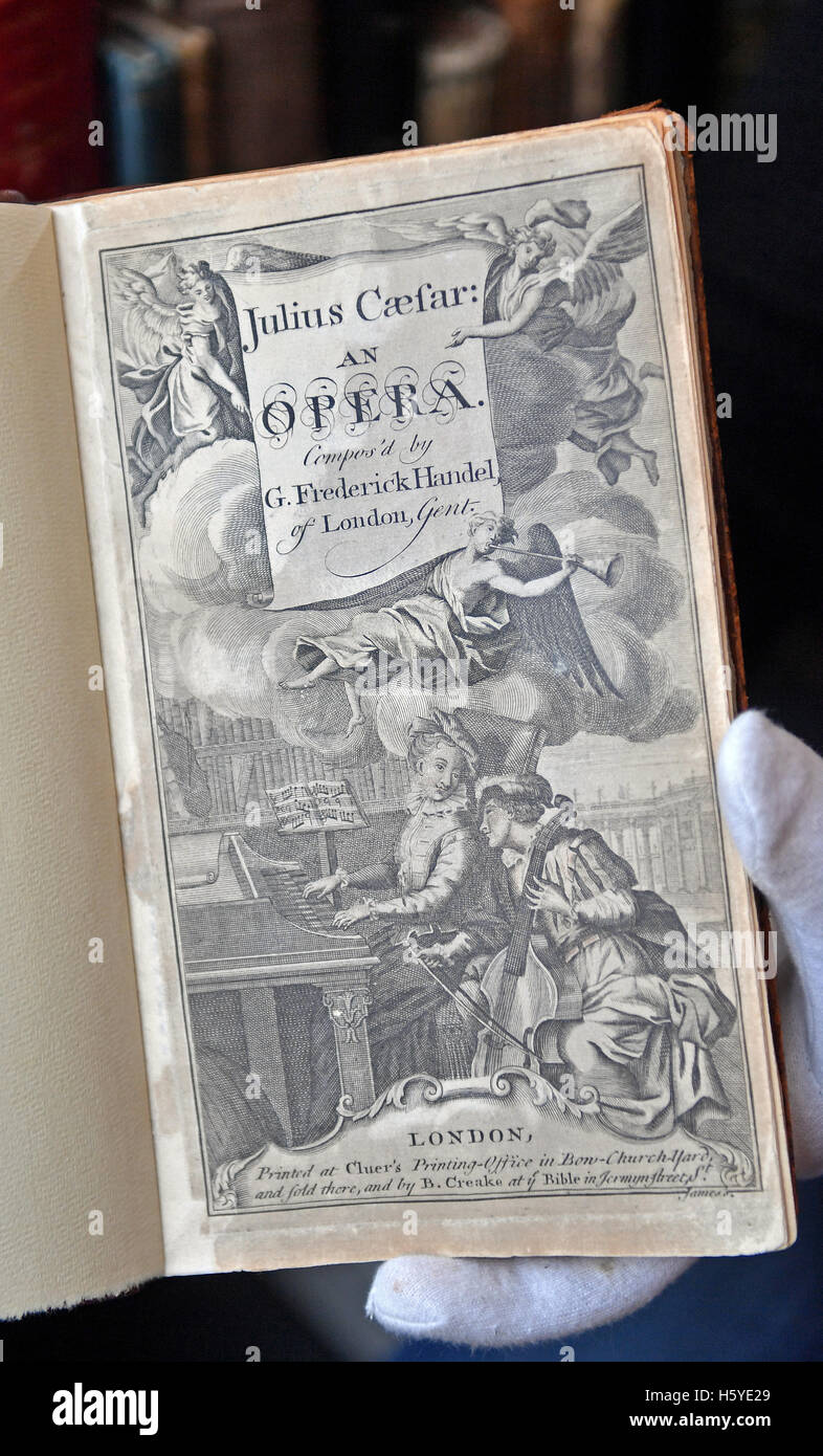 Bibliothek Mitarbeiter Jens Wehmann hält eine wertvolle Ausgabe des Georg Friedrich Haendel des "Julius Caesar: eine Oper" von 1724 in der Bibliothek des Haendel House in Halle/Saale, Deutschland, 20. Oktober 2016. Die Institution besitzt eines der größten Haendel-Sammlung der Welt, mit rund 28.000 Bücher, Filme, Schallplatten, CDs, Platten, Schriften sowie DVDs. Foto: HENDRIK SCHMIDT/Dpa Stockfoto