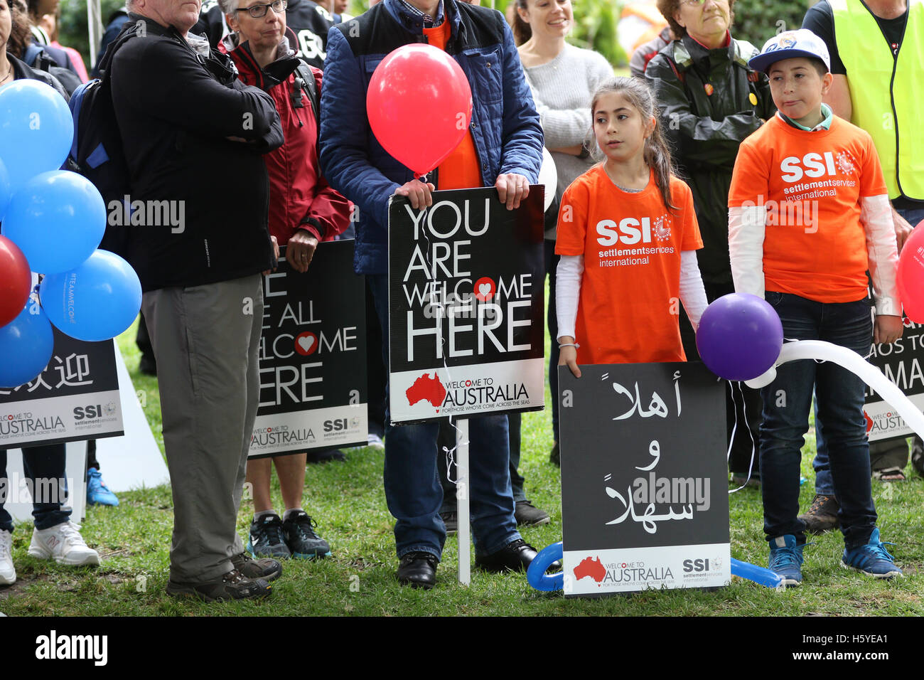 Sydney, Australien. 22. Oktober 2016. "Walk Together" ist eine jährliche Veranstaltung, die stattfindet in den großen Städten quer durch Australien, die Multikulturalität und Diversität feiert. In diesem Jahr die Sydney Veranstaltung begann im Belmore Park mehrere Lautsprecher gerichtet, wo diejenigen montiert, bevor sie zum Victoria Park, Camperdown für mehr reden und Unterhaltung ging. Im Bild: Schilder mit der Aufschrift, "Ihr seid willkommen hier" in verschiedenen Sprachen abgehalten wurden. Kredit: Kredit: Richard Milnes/Alamy Live-Nachrichten Stockfoto