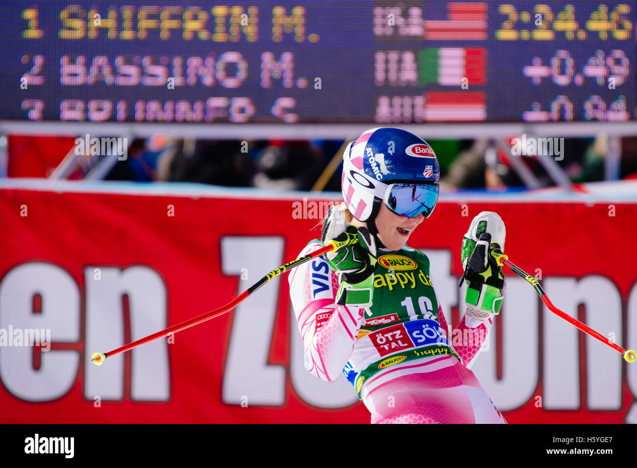 Sölden Sie, Österreich. 22. Oktober 2016. Mikaela Shiffrin der USA feiert im Zielgelände der zweiten Ausführung des FIS Weltcup Damen Riesenslalom Rennen in Sölden, Österreich am 22. Oktober 2016. Bildnachweis: Jure Makovec/Alamy Live-Nachrichten Stockfoto