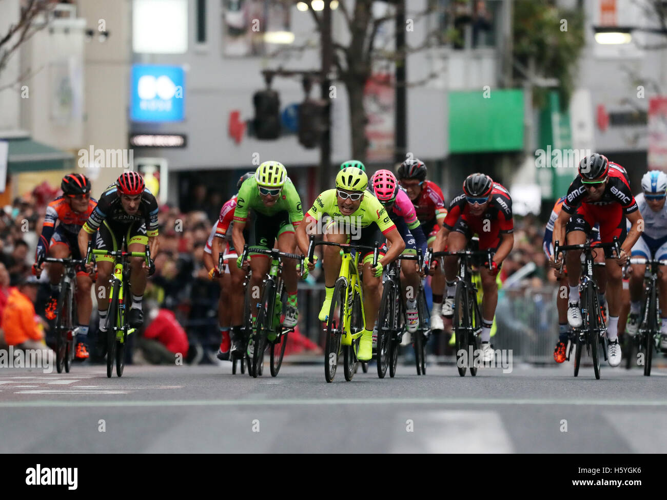 Utsunomiya, Japan. 22. Oktober 2016. Japanischer Radrennfahrer Fumiyuki Beppu (C) der Trek Segafredo überquert die Ziellinie des Japan-Cup-Kriterium in Utsunomiya nördlich von Tokio am Samstag, 22. Oktober 2016. Beppu gewann das Rennen, während sein Teamkollege Fabian Cancellara der Schweiz seine Radprofi-Karriere beim Rennen beendet. Kredite: Yoshio Tsunoda/AFLO/Alamy Live-Nachrichten Stockfoto