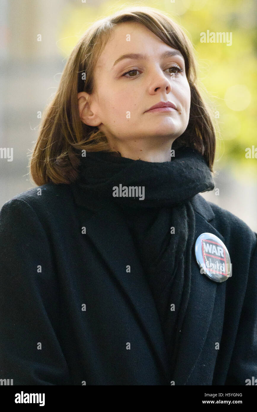 London, UK. 22. Oktober 2016. Schauspielerin Carey Mulligan spricht bei einer Amnesty International Rally 200 Bären an Toren der Downing Street, tote Kinder von Aleppo, Syrien Credit symbolisieren gestapelt werden: Raymond Tang/Alamy Live News Stockfoto