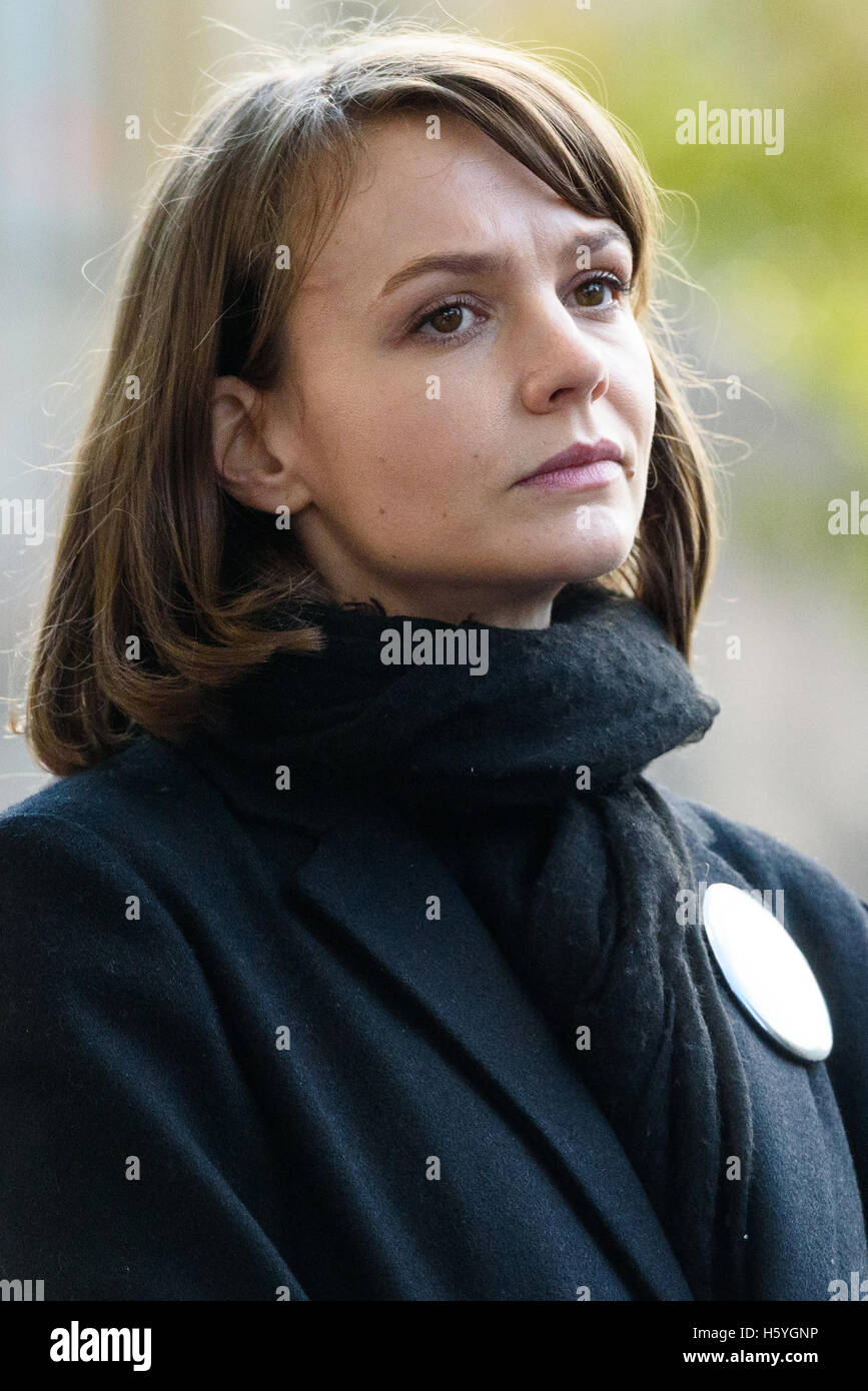 London, UK. 22. Oktober 2016. Schauspielerin Carey Mulligan spricht bei einer Amnesty International Rally 200 Bären an Toren der Downing Street, tote Kinder von Aleppo, Syrien Credit symbolisieren gestapelt werden: Raymond Tang/Alamy Live News Stockfoto