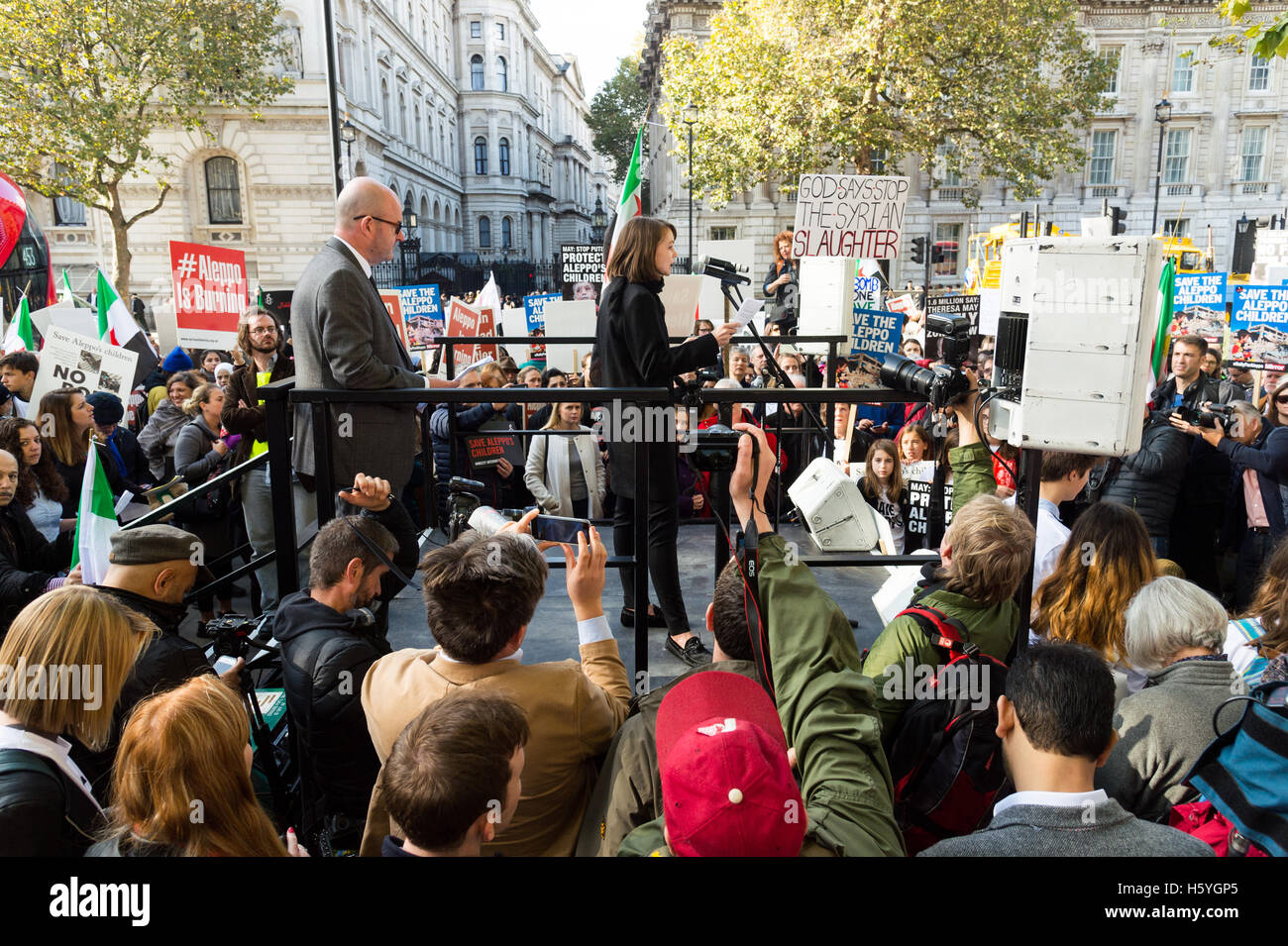 London, UK. 22. Oktober 2016. Schauspielerin Carey Mulligan spricht bei einer Amnesty International Rally 200 Bären an Toren der Downing Street, tote Kinder von Aleppo, Syrien Credit symbolisieren gestapelt werden: Raymond Tang/Alamy Live News Stockfoto