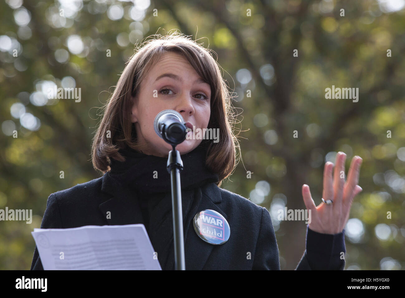 London, UK. 22. Oktober 2016. Schauspielerin Carey Mulligan anlässlich der Rallye. Mehrere Hundert Aktivisten inszeniert eine "Speichern der Kinder von Aleppo" außerhalb Downing Street fordert PM Theresa May die Regierung des Vereinigten Königreichs Anstrengungen, um das Leiden der Zivilbevölkerung in der belagerten syrischen Aleppo zu beenden. Insgesamt wurden 200 Bären aufgestapelt außen Downing Street, markieren die Zahl der Kinder, die in Aleppo seit Mitte September ein Waffenstillstand brach getötet. Es werden gedacht, um rund 100.000 Kinder derzeit noch in östlichen Aleppo gefangen werden. Bildnachweis: Bettina Strenske/Alamy Live-Nachrichten Stockfoto