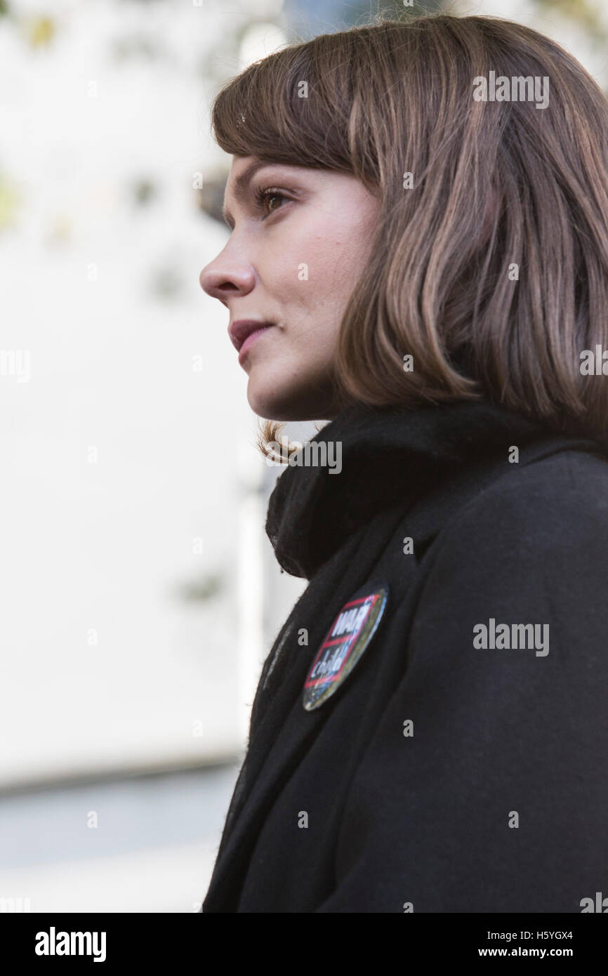 London, UK. 22. Oktober 2016. Schauspielerin Carey Mulligan anlässlich der Rallye. Mehrere Hundert Aktivisten inszeniert eine "Speichern der Kinder von Aleppo" außerhalb Downing Street fordert PM Theresa May die Regierung des Vereinigten Königreichs Anstrengungen, um das Leiden der Zivilbevölkerung in der belagerten syrischen Aleppo zu beenden. Insgesamt wurden 200 Bären aufgestapelt außen Downing Street, markieren die Zahl der Kinder, die in Aleppo seit Mitte September ein Waffenstillstand brach getötet. Es werden gedacht, um rund 100.000 Kinder derzeit noch in östlichen Aleppo gefangen werden. Bildnachweis: Bettina Strenske/Alamy Live-Nachrichten Stockfoto