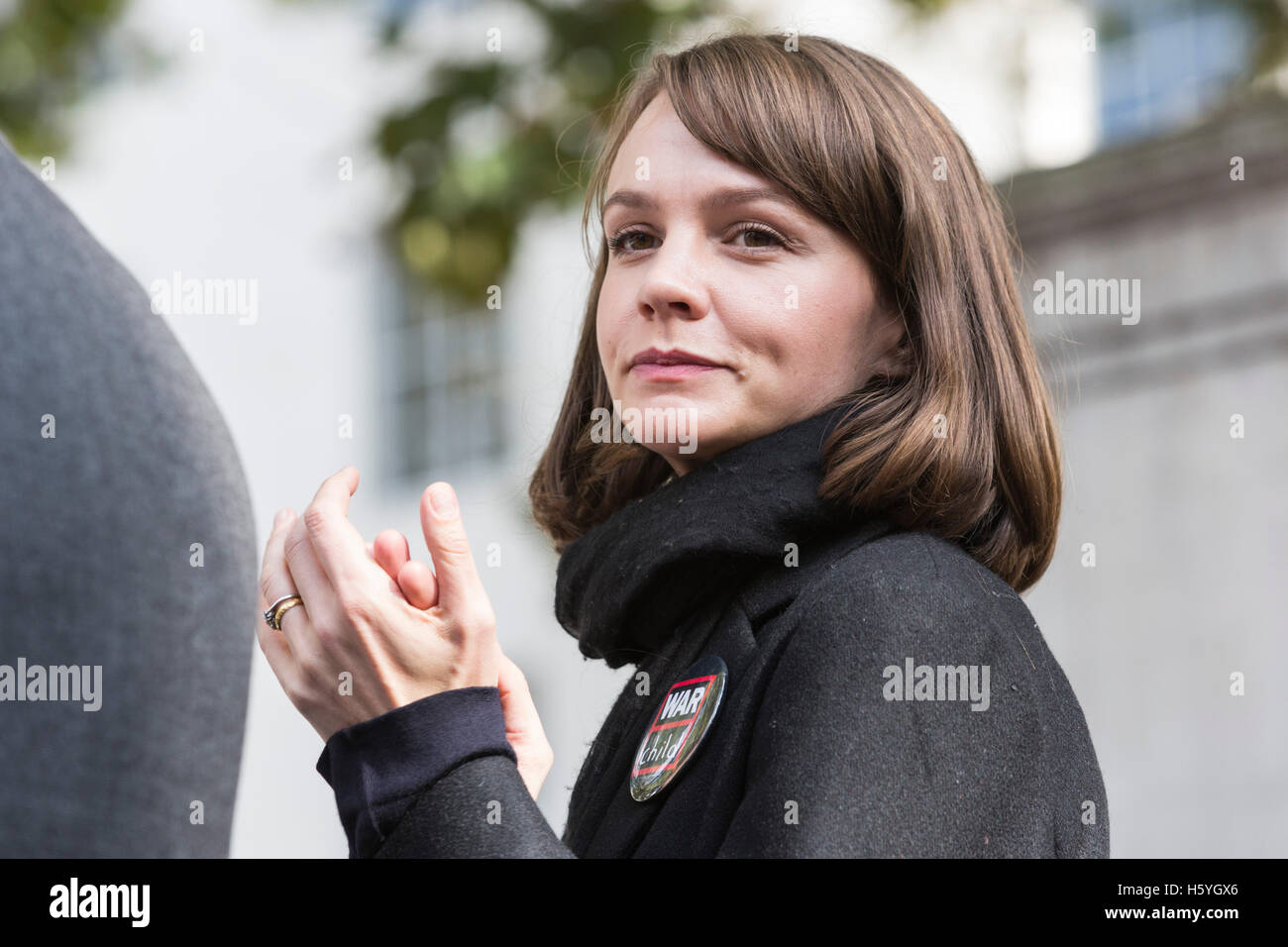 London, UK. 22. Oktober 2016. Schauspielerin Carey Mulligan anlässlich der Rallye. Mehrere Hundert Aktivisten inszeniert eine "Speichern der Kinder von Aleppo" außerhalb Downing Street fordert PM Theresa May die Regierung des Vereinigten Königreichs Anstrengungen, um das Leiden der Zivilbevölkerung in der belagerten syrischen Aleppo zu beenden. Insgesamt wurden 200 Bären aufgestapelt außen Downing Street, markieren die Zahl der Kinder, die in Aleppo seit Mitte September ein Waffenstillstand brach getötet. Es werden gedacht, um rund 100.000 Kinder derzeit noch in östlichen Aleppo gefangen werden. Bildnachweis: Bettina Strenske/Alamy Live-Nachrichten Stockfoto