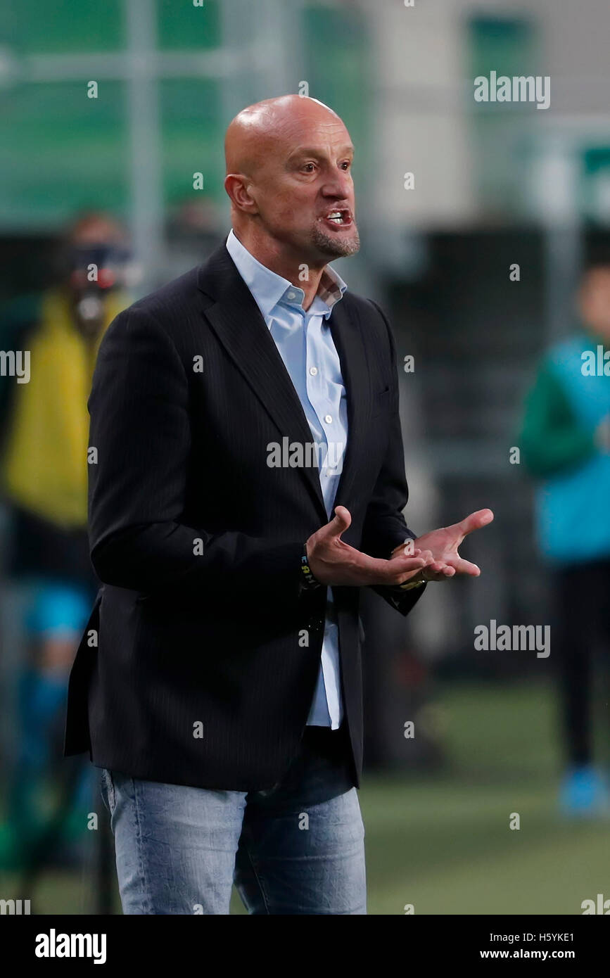 Budapest Ungarn 22 Oktober 2016 Trainer Marco Rossi Von Budapest Honved Beauftragt Dass Sein Team Wahrend Der Ungarische Otp Bank Liga Zwischen Ferencvarosi Tc Und Budapest Honved Groupama Arena Am 22 Oktober