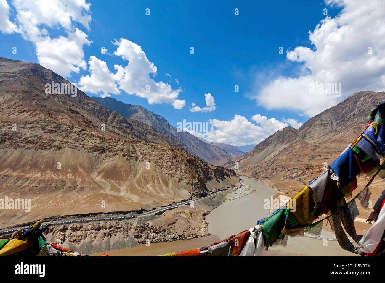 Der Mündung des Flusses Zanskar (von oben) und der Indus in Ladakh, Indien. Stockfoto