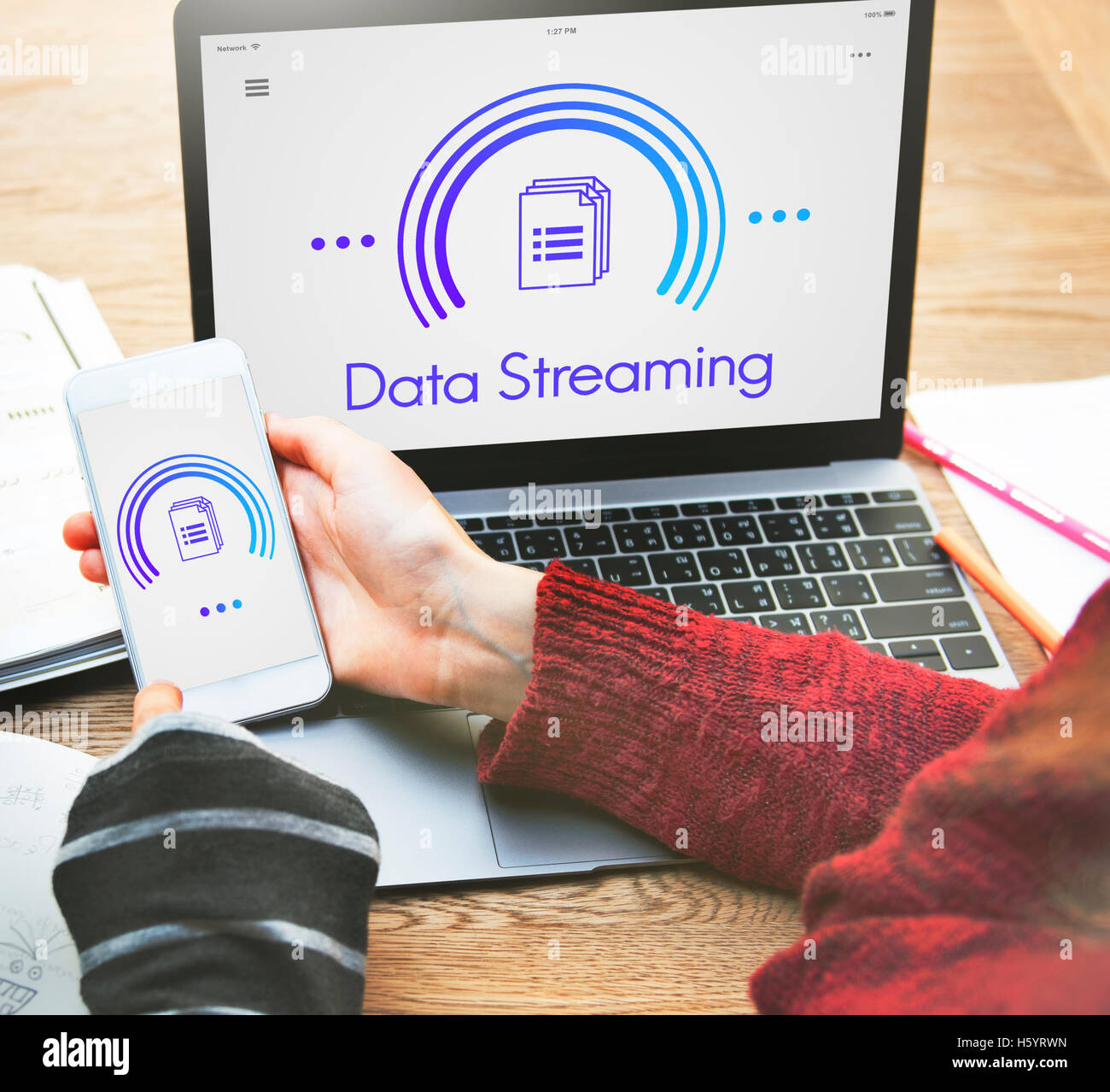 Daten-Streaming-Verbindung-Computer-Technologie-Konzept Stockfoto
