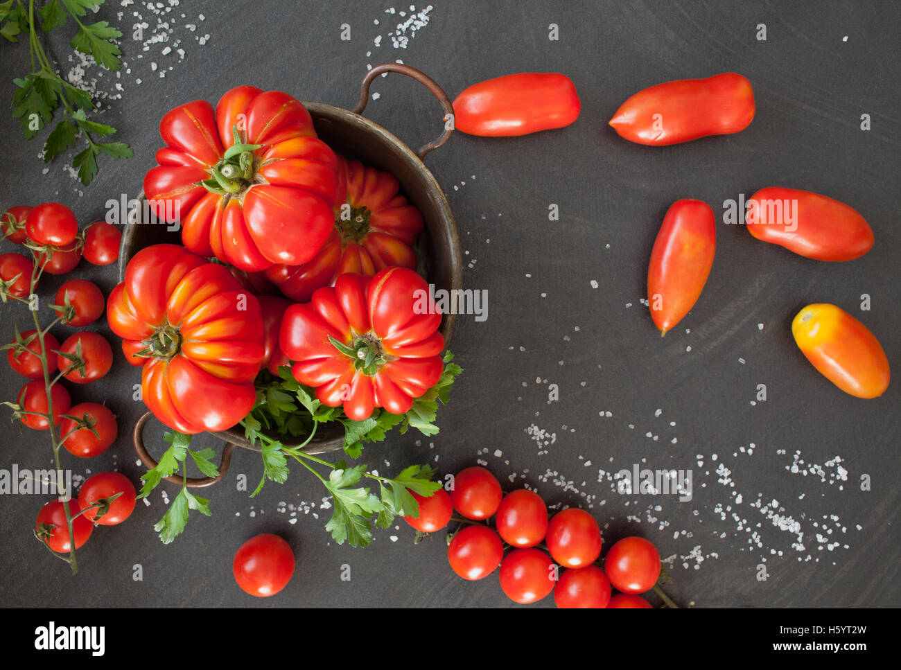 Drei verschiedene Arten von Tomaten auf schwarzem Hintergrund. Stockfoto