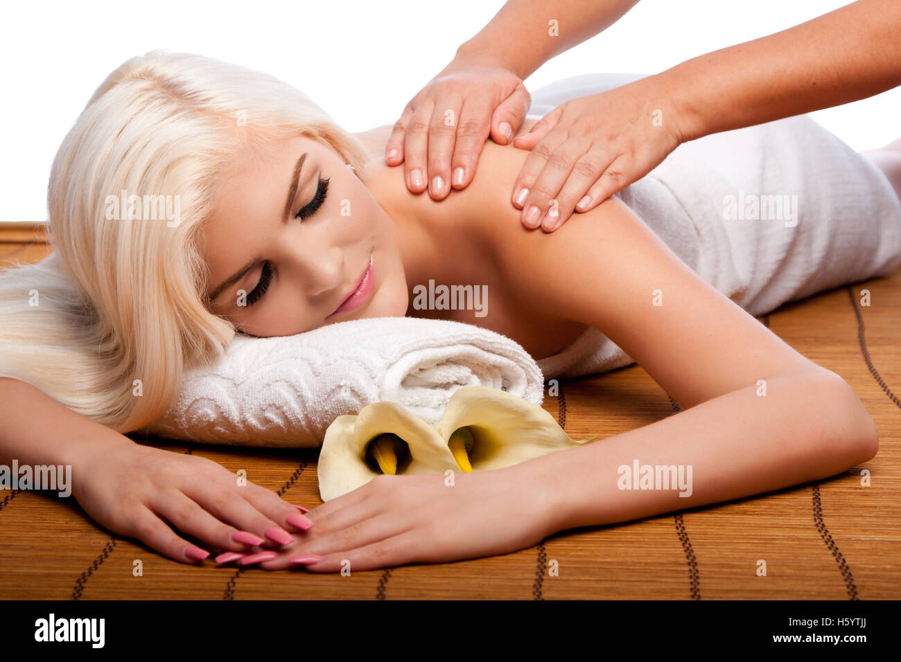 Schöne junge Frau entspannende Spa immer therapeutischen Schultermassage verwöhnen. Stockfoto