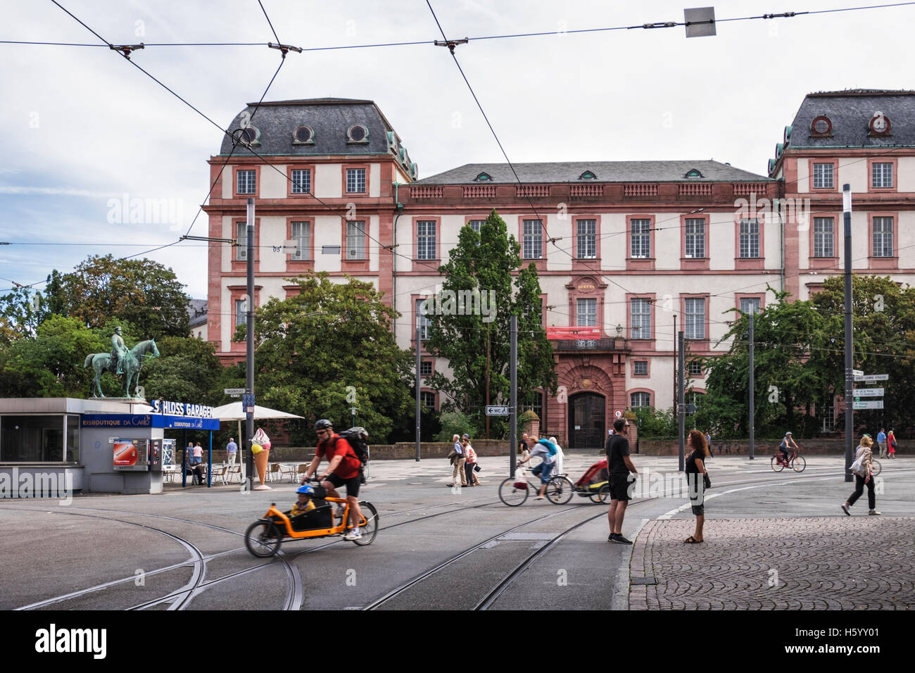 Darmstadt, Deutschland. Das Stadtschloss (Stadtschloss) oder Residential Palastgebäude (Residenzschloss) äußere & equestrian statue Stockfoto
