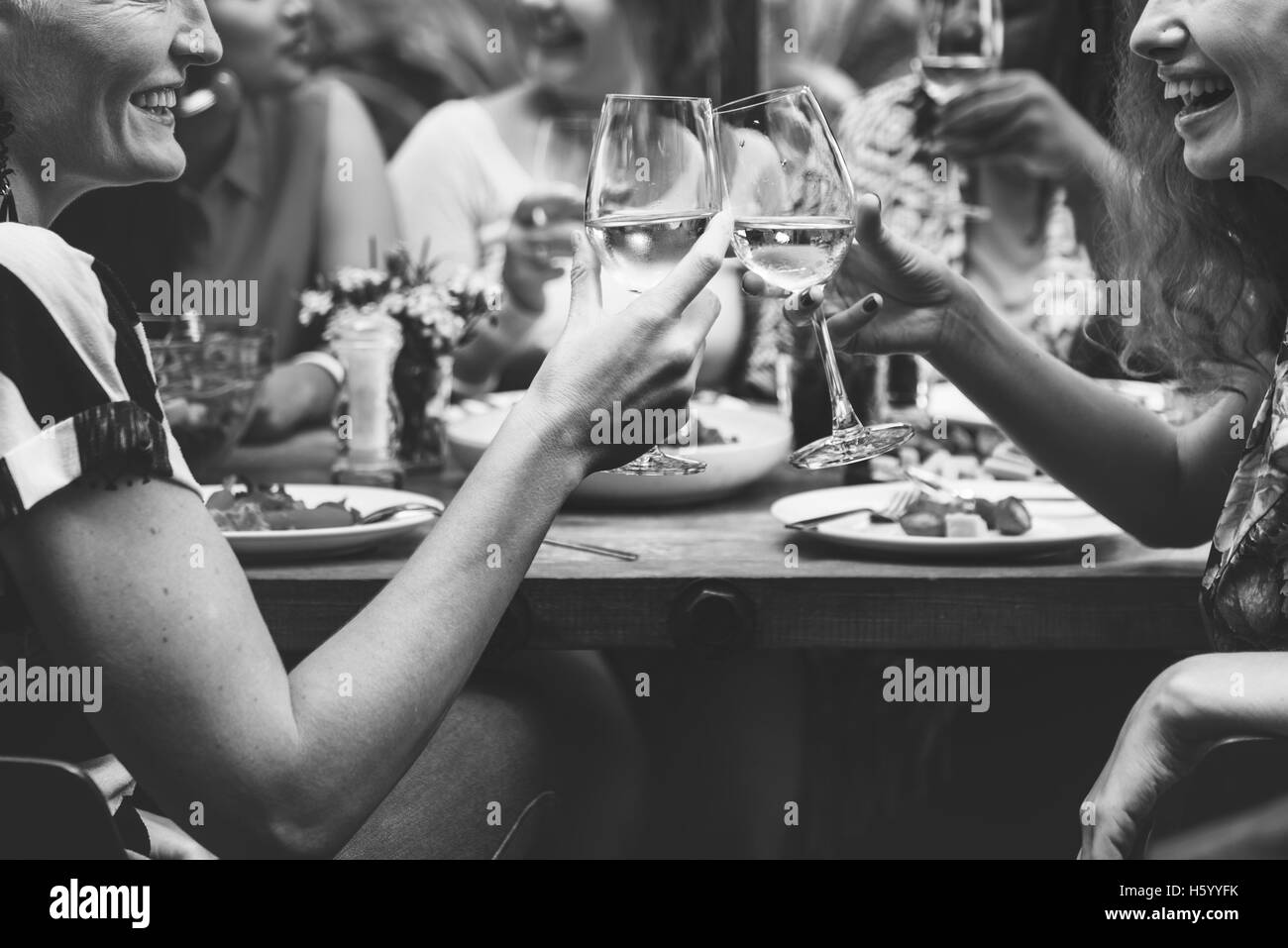 Vielfalt-Frauengruppe hängen Konzept gemeinsam essen Stockfoto