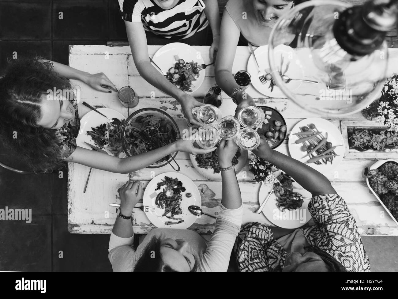 Vielfalt-Frauengruppe hängen Konzept gemeinsam essen Stockfoto