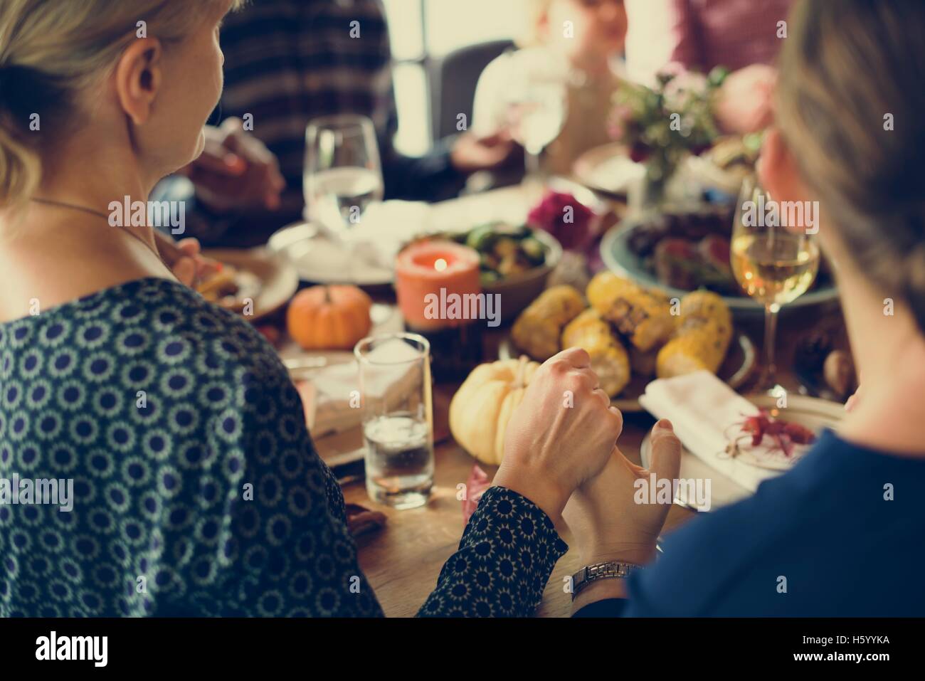 Menschen, die Hand in Hand beten Thanksgiving-Fest-Konzept Stockfoto