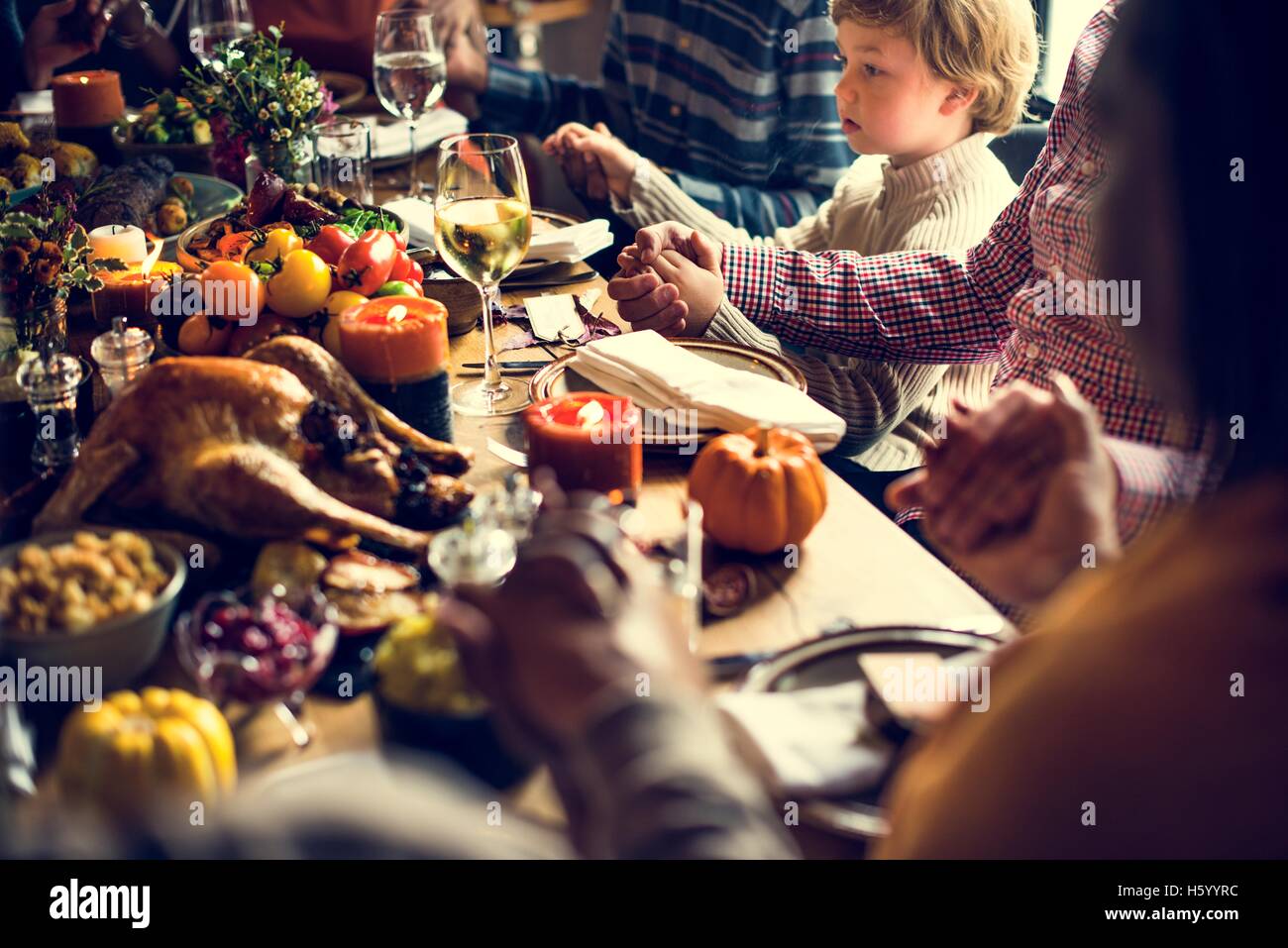 Menschen, die Hand in Hand beten Thanksgiving-Fest-Konzept Stockfoto