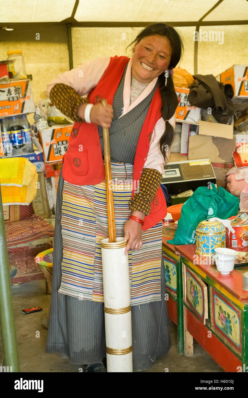 Tibetische Frau macht Yak-Butter. Tibetische Nomaden durch die Straße von Paryang nach Manasarowar, Tibet, China. Stockfoto