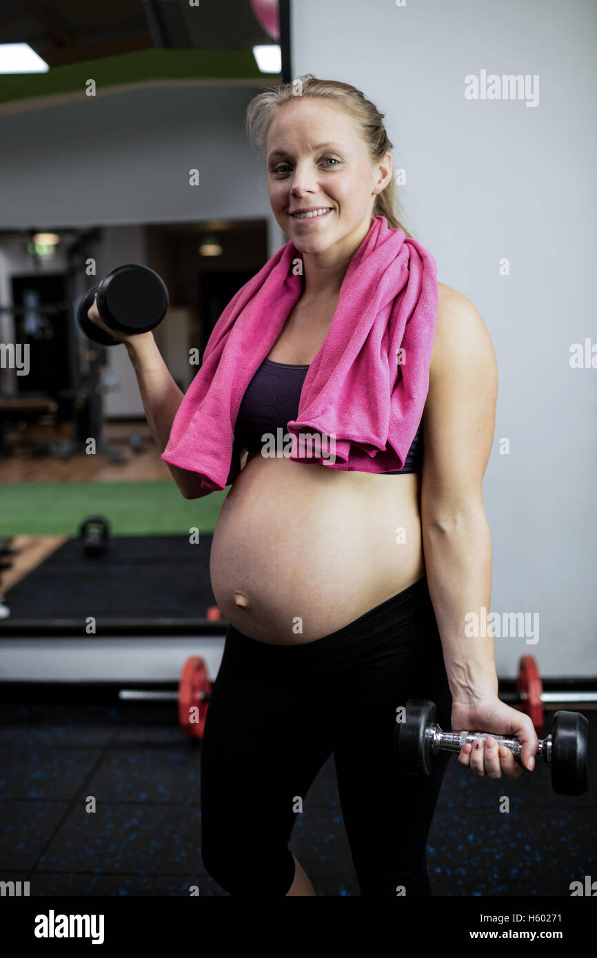 Porträt von schwangeren Hanteln heben Stockfoto