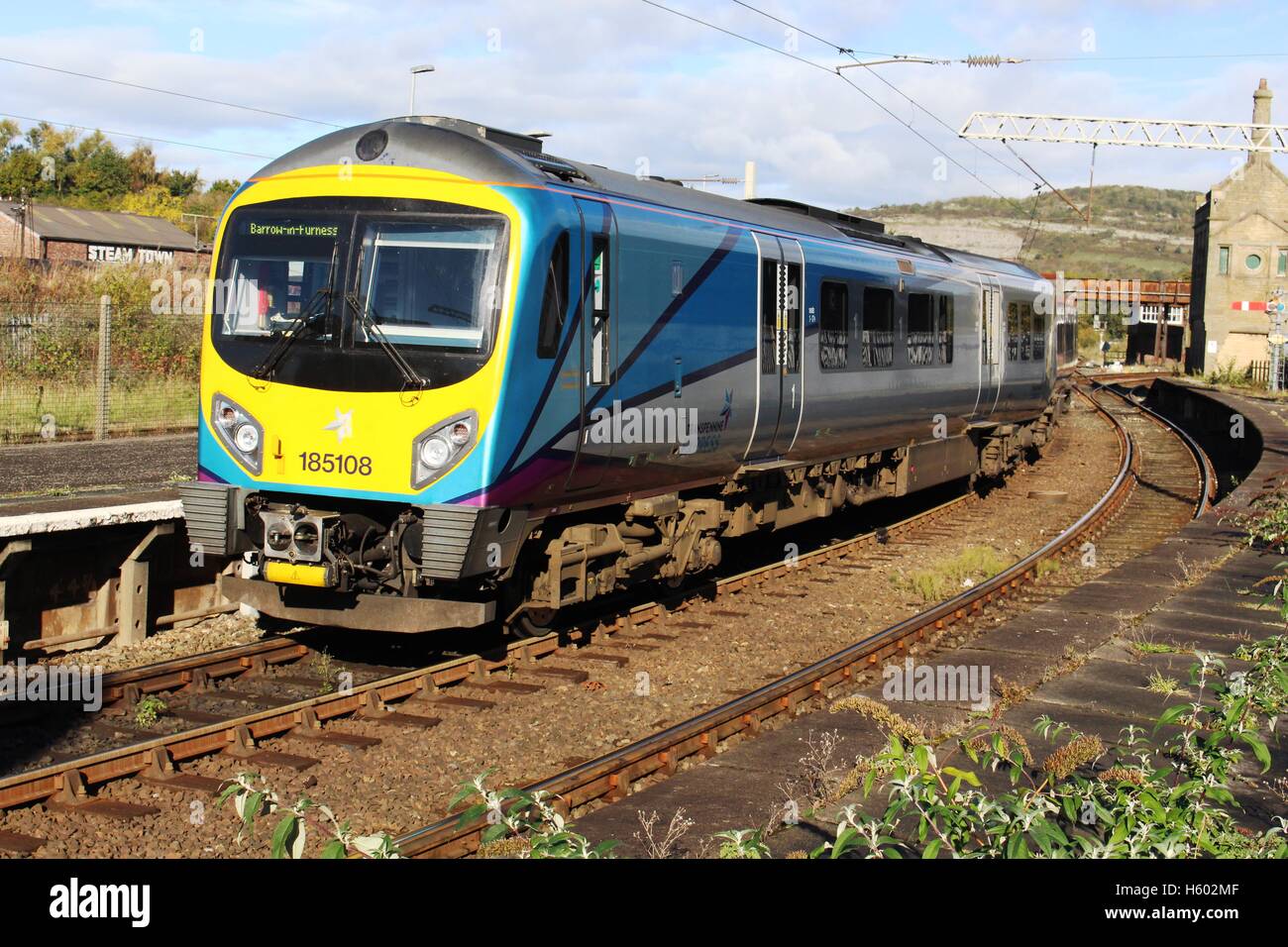 Siemens Desiro BR 185 Diesel Triebzug im neuen ersten TransPennine Livree verlassen Carnforth station mit dem Zug nach Barrow. Stockfoto