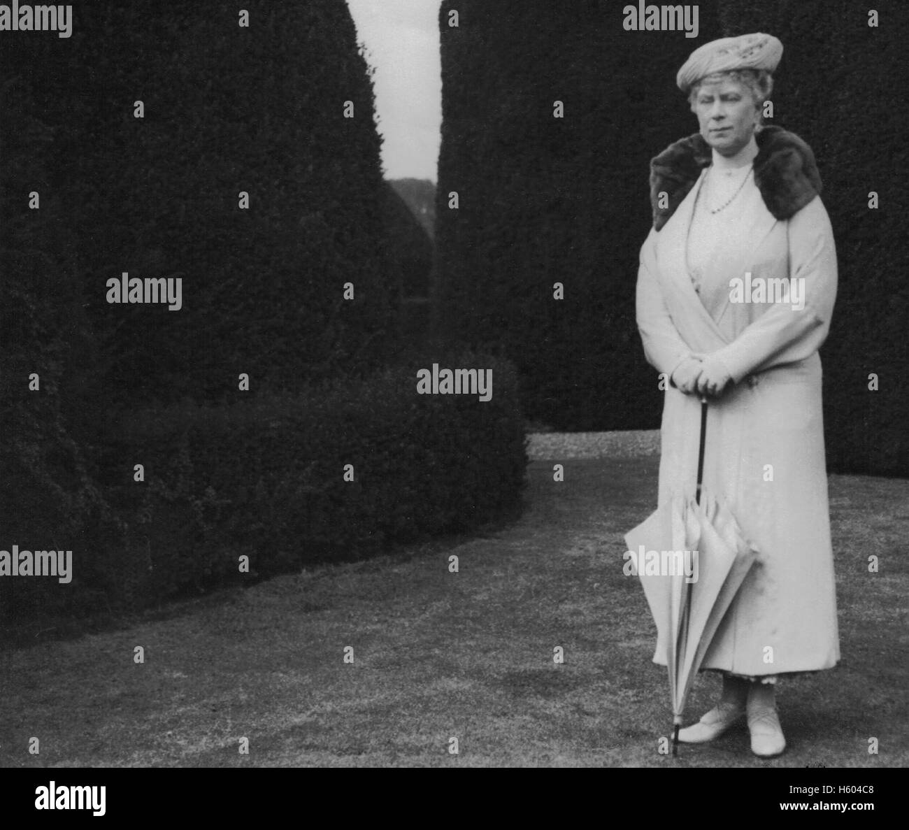 Prinzessin Victoria Mary ("kann") Teck: geboren 26. Mai 1867, Kensington Palace, London. Verheiratete George, der Prinz von Wales in London am 6. Juli 1893. Sie wurde die Prinzessin von Wales am 9. November 1901, dann Königin des Vereinigten Königreichs und der britischen Besitzungen und Kaiserin von Indien als ihr Ehemann, bestieg den Thron als König George V auf 6. Mai 1910. Maria starb am 24. März 1953, Alter 85, nur 10 Wochen vor ihrer Enkelin, Elizabeths Krönung. Foto ca. 1932 Stockfoto