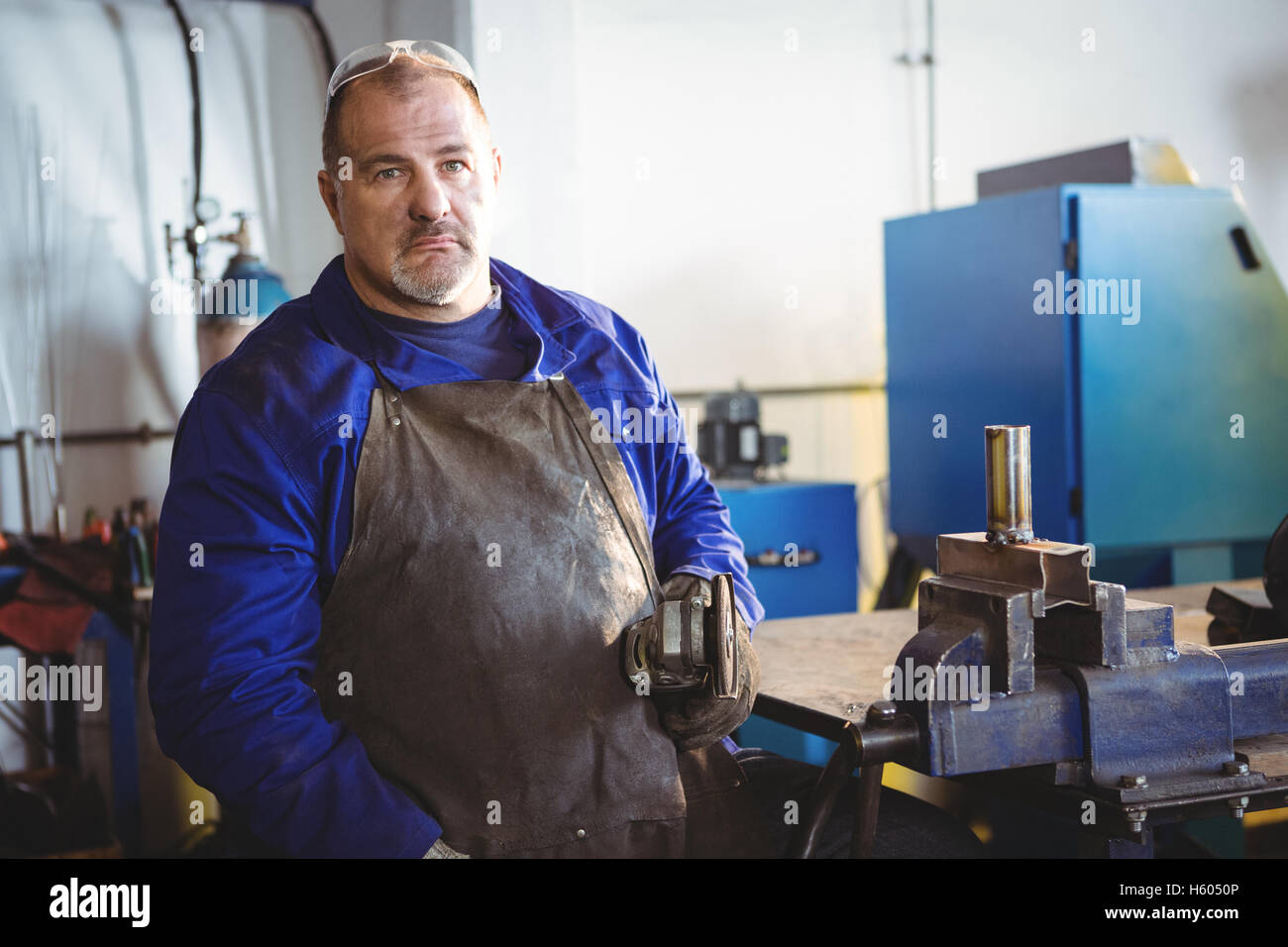 Schweißer mit elektrischen sah in Werkstatt Stockfoto