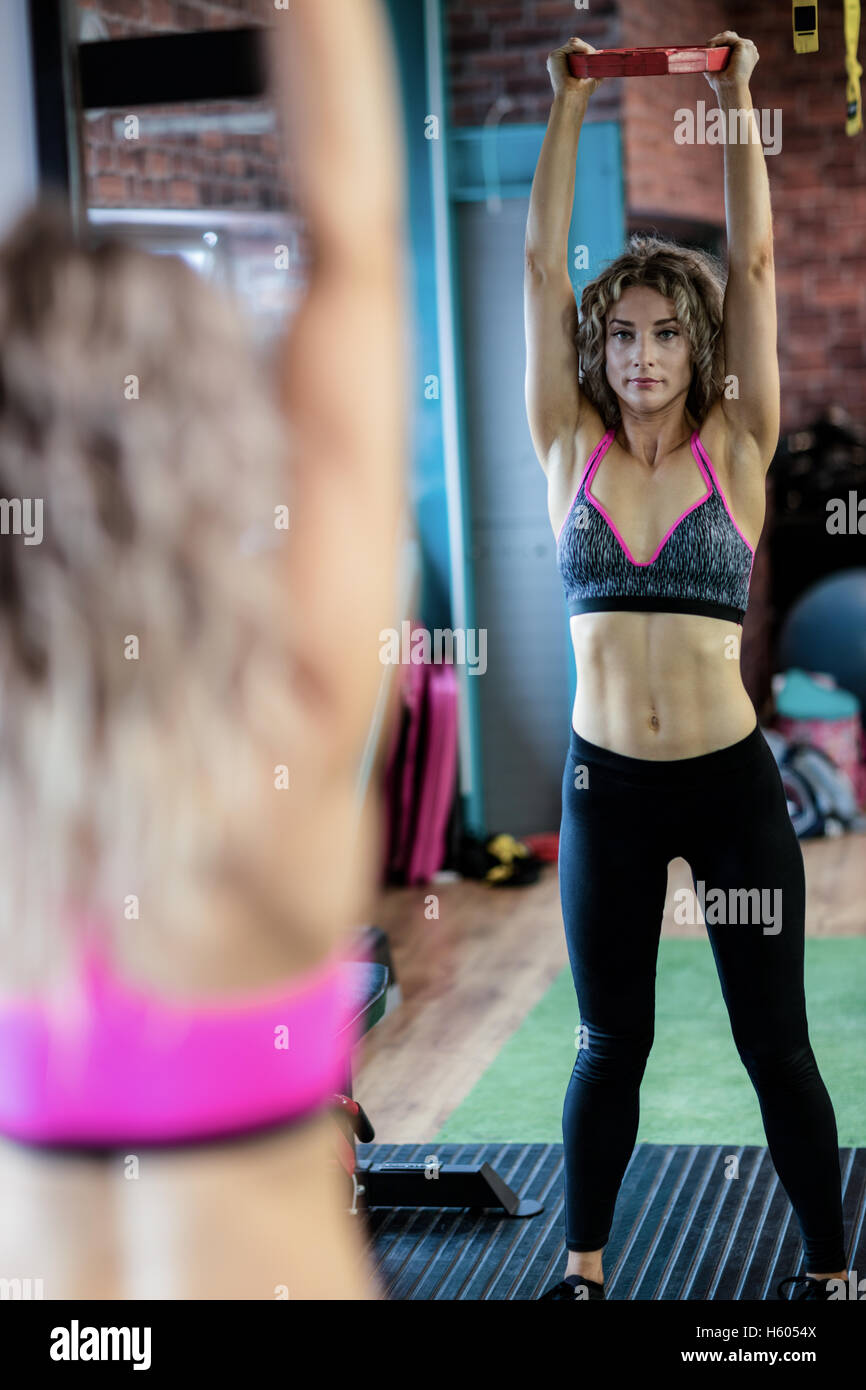 Frau im Fitness-Studio trainieren Stockfoto