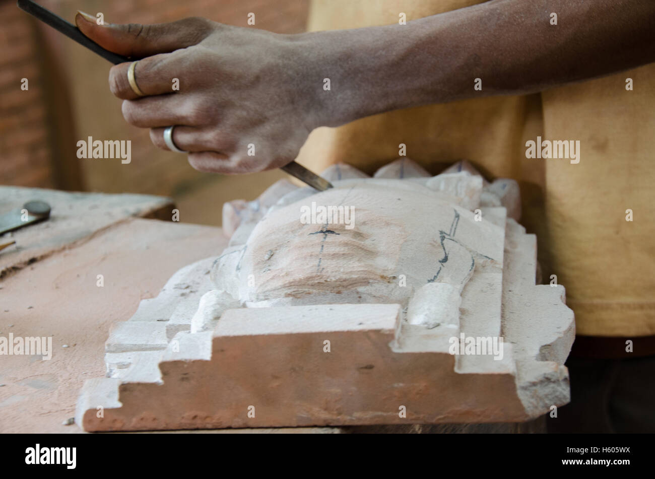 Facharbeiter macht komplizierte Holzschnitzereien Stockfoto