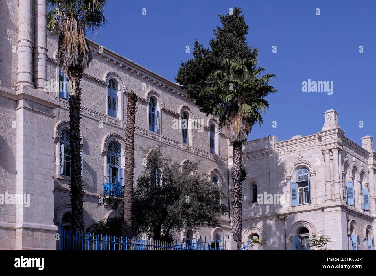 Fassade von Saint Louis in französischen Krankenhäusern im Jahr 1896, die in der palliativmedizin an der Grenze zwischen West und Ost Jerusalem spezialisiert sind abgeschlossen, mit Blick auf die Altstadt. Israel Stockfoto