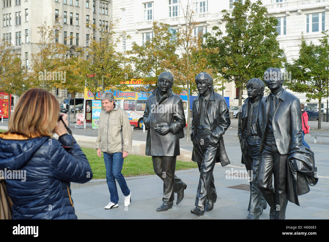 Touristen fotografieren der Bronze Statue der Beatles in Liverpool Stockfoto