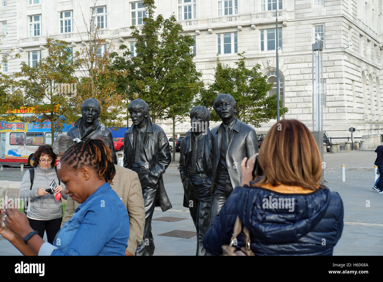 Touristen fotografieren der Statue der Beatles in Liverpool Stockfoto