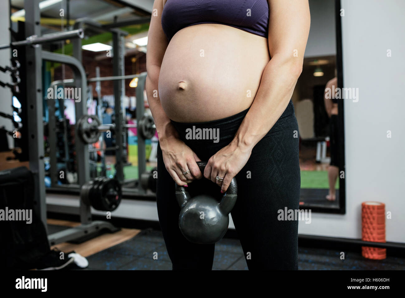 Schwangere Frau heben kettlebell Stockfoto