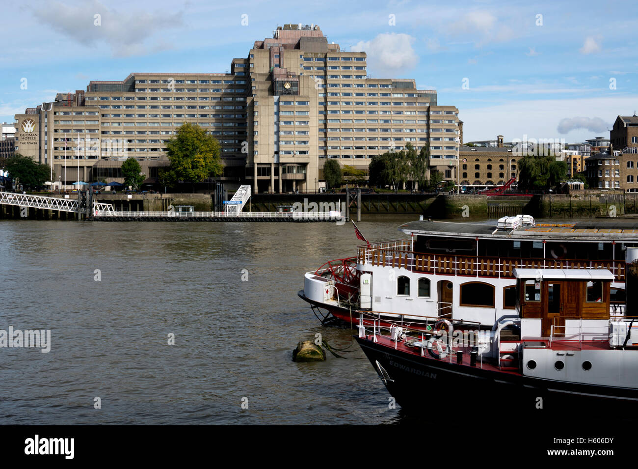 Tower Hotel gesehen über die Themse, London, UK Stockfoto