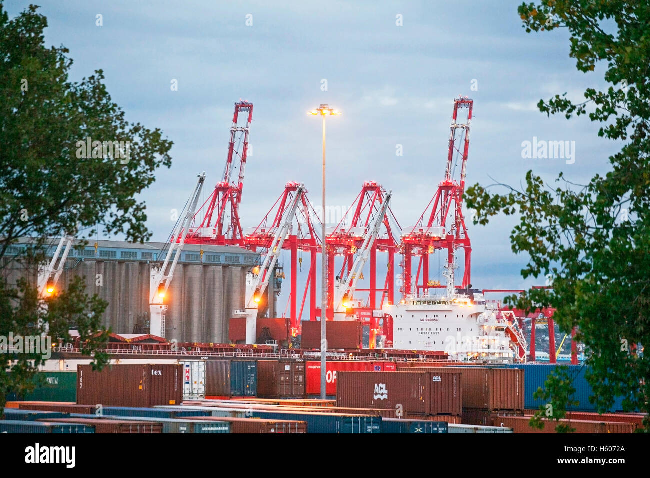 Chinesische Dockkräne und Containerhafen: Britische Exporte und Importe werden in Seaforth Docks, Liverpool2, Merseyside, Großbritannien entladen und geladen Stockfoto