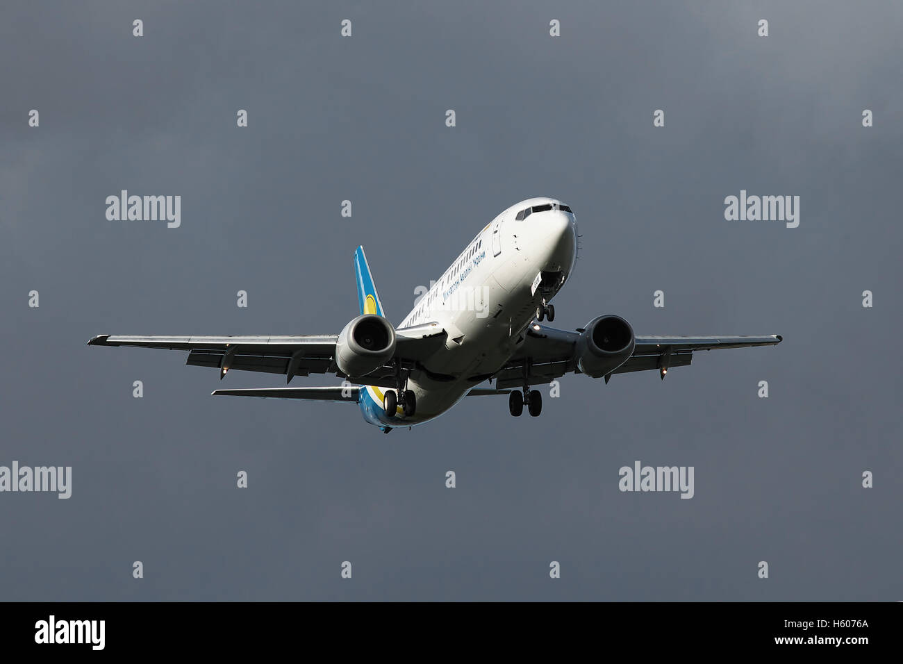 Borispol, Ukraine - 3. September 2010: Ukraine International Airlines Boeing 737 Landung mit stürmischen Himmel im Hintergrund Stockfoto