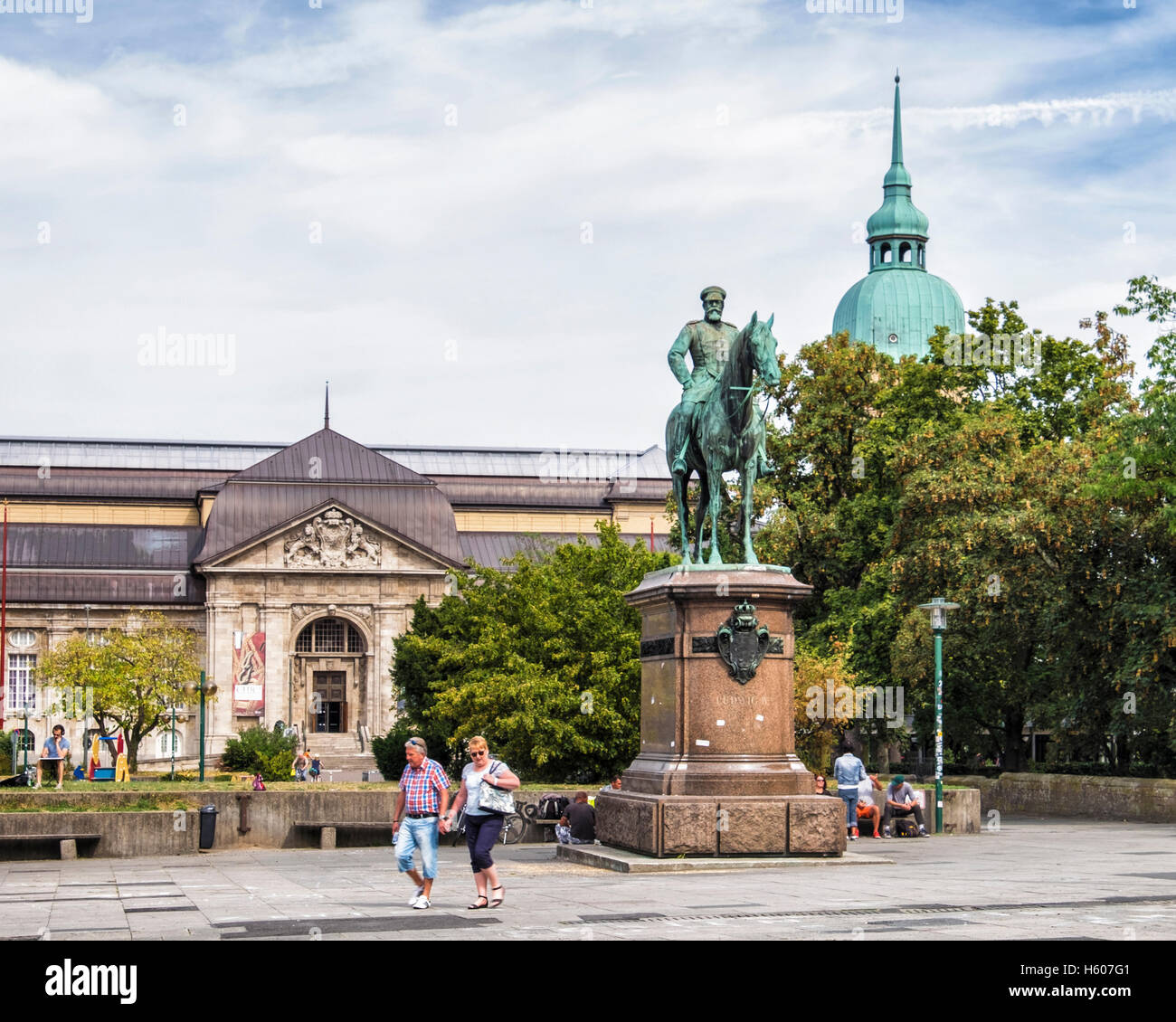 Darmstadt, Hessen, Deutschland. Multidisiplinary Landesmuseum Natural History Museum und Großherzog Ludwig IV Reiterstatue Stockfoto
