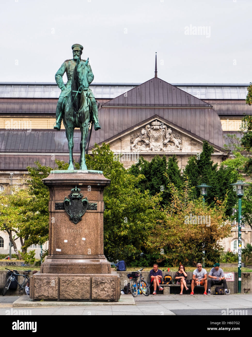 Darmstadt, Hessen, Deutschland. Landesmuseum Natural History Museum und Großherzog Ludwig IV Reiterstandbild und Leute auf den Bänken Stockfoto