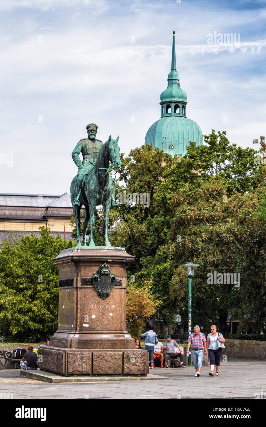 Darmstadt, Hessen, Deutschland.  Großherzog Ludwig IV Reiterstandbild und Kuppel des Landesmuseums Naturhistorisches museum Stockfoto