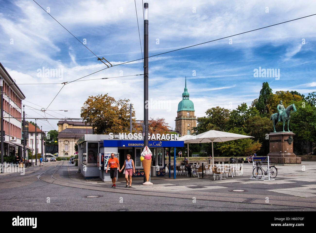 Darmstadt, Hessen, Deutschland. Parkhaus, Landesmuseum Natural History Museum und Großherzog Ludwig IV Reiterstatue Stockfoto