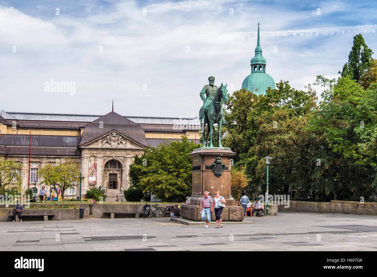 Darmstadt, Hessen, Deutschland. Multidisiplinary Landesmuseum Natural History Museum und Großherzog Ludwig IV Reiterstatue Stockfoto