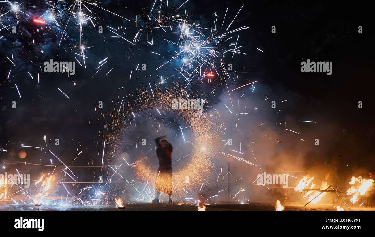 Die Künstler Jonglieren mit brennenden poi's auf das Brandverhalten. Langzeitbelichtung malen mit Licht verursacht. Stockfoto