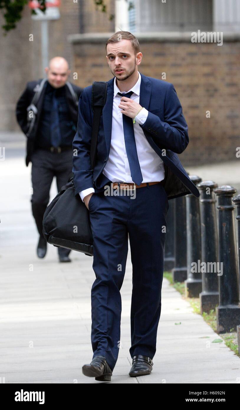 Sebastian Clark-Darby kommt bei Blackfriars Crown Court, London, wo er inhaftiert wurde, für den Versand einer Morddrohung ein Stadtrat eine umstrittene Entscheidung zum Herunterfahren Londoner Nachtclub Stoff beteiligt. Stockfoto