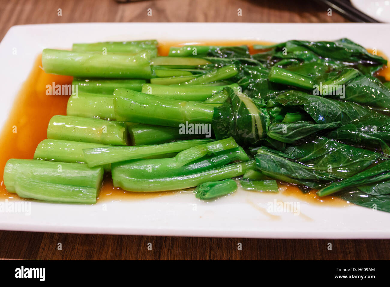 Chinesisches Essen Gericht von Kai lan oder chinesischer Brokkoli Gemüse in einem Restaurant in Singapur Stockfoto