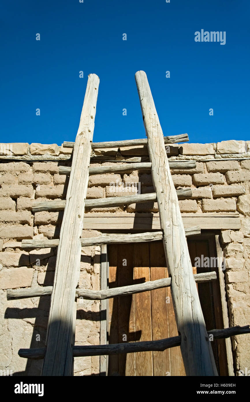 Holzleiter, Backsteingebäude und Tür, Sky City, Acoma Pueblo, New Mexico, USA Stockfoto
