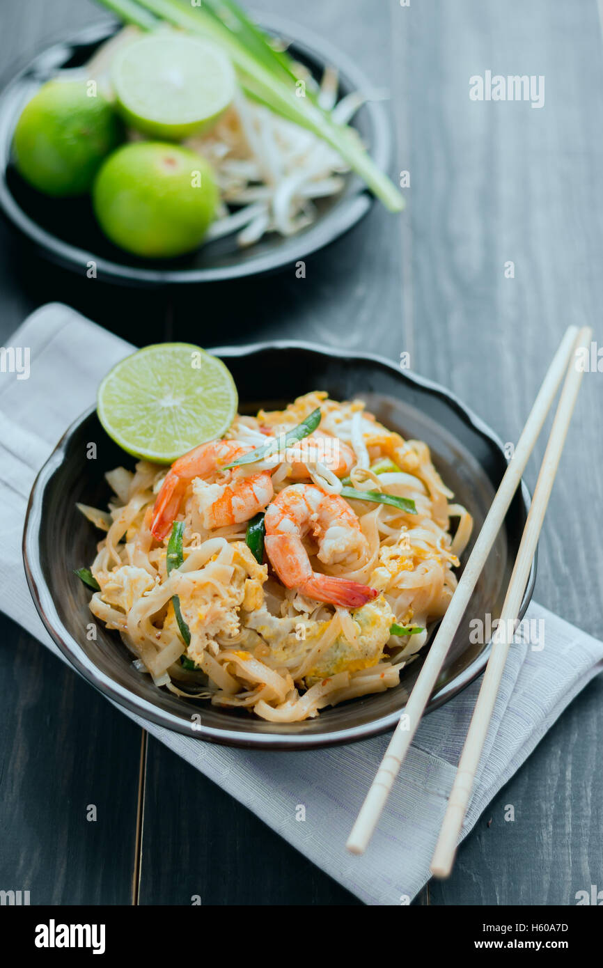 Thai Gebratene Nudeln "Pad Thai" mit Garnelen und Gemüse. Nationale Gerichte Thailands Stockfoto
