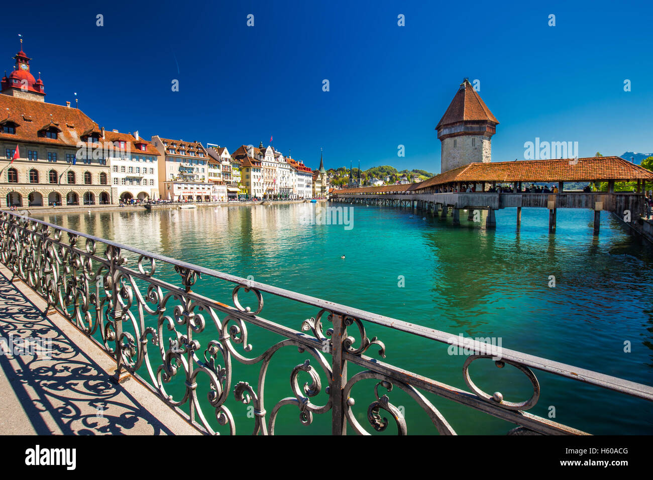 Altstadt von Luzern mit berühmten Kapellbrücke und dem Vierwaldstättersee (Vierwaldstattersee), Kanton Luzern, Schweiz Stockfoto