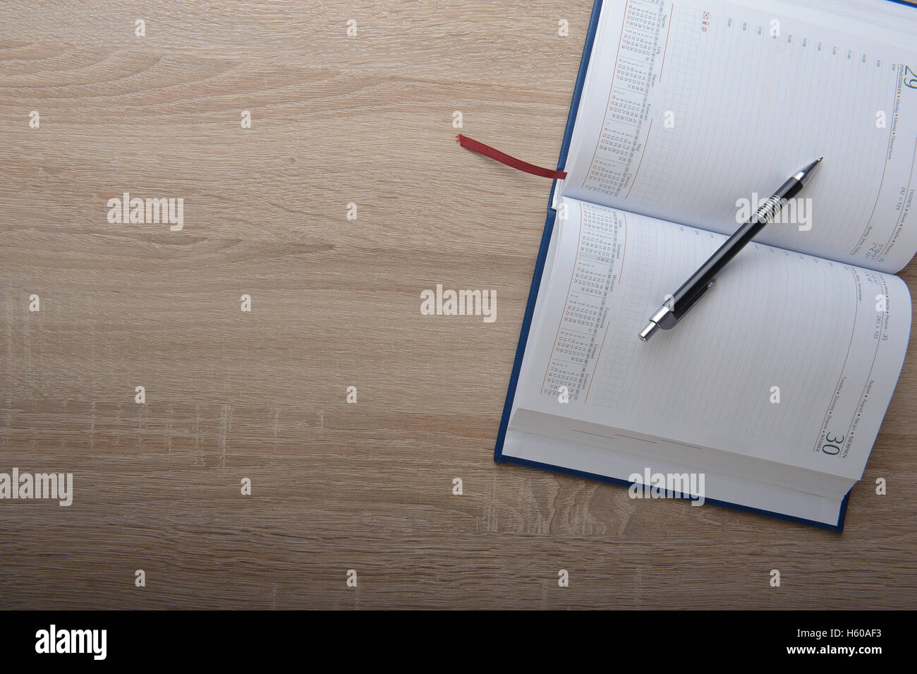 Notizbuch mit Stift auf den Schreibtisch aus Holz Stockfoto