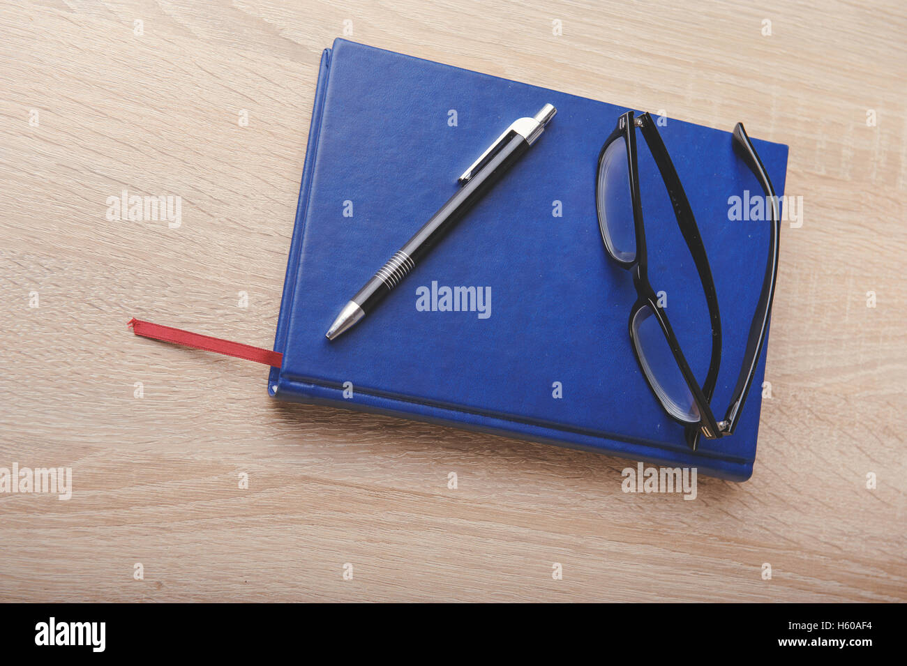Notizbuch mit Stift auf den Schreibtisch aus Holz Stockfoto