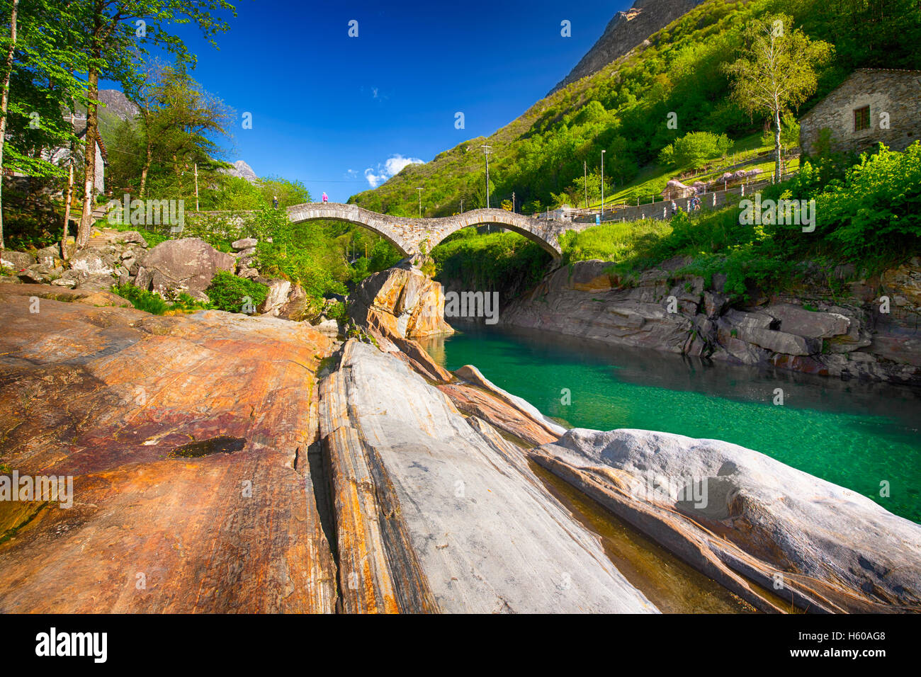 Doppelte steinerne Bogenbrücke am Ponte dei Salti mit Wasserfall, Lavertezzo, Verzascatal, Tessin, Schweiz Stockfoto